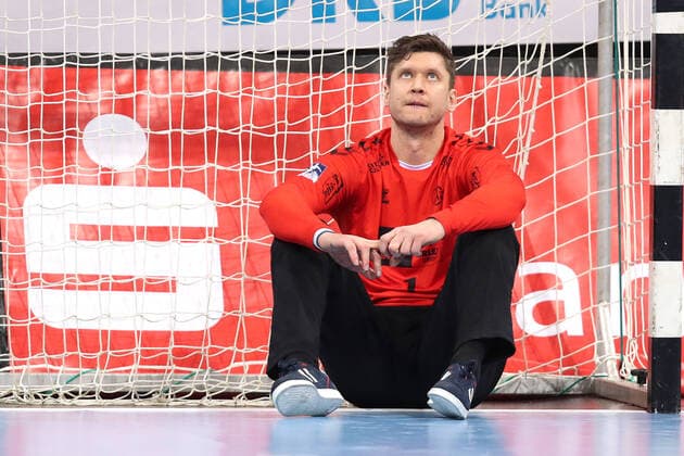 Duesseldorf, 13.02.22, Handball: Bundesliga, 20. Spieltag, Bergischer Handball-Club 06 - THW Kiel, PSD Bank Dome. Torwart Niklas Landin Jacobsen von THW Kiel sitzt im Tor. Bergischer HC THW Kiel