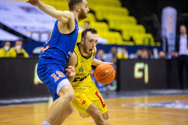 Oldenburg, Niedersachsen, DEU, 13.02.2022, Max Heidegger (rechts, EWE Baskets Oldenburg) und Radii Caisin (links, Syntainics MBC). EWE Baskets Oldenburg vs. Syntainics MBC. 1. Basketball-Bundesliga Saison 2021 2022, 21. Spieltag, Grosse EWE Arena. EWE Baskets Oldenburg vs. Syntainics MBC