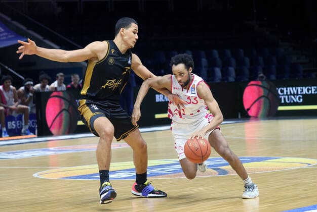 Nicholas Tischler (Basketball Loewen Braunschweig), Parker Jackson-Cartwright (Telekom Baskets Bonn)33