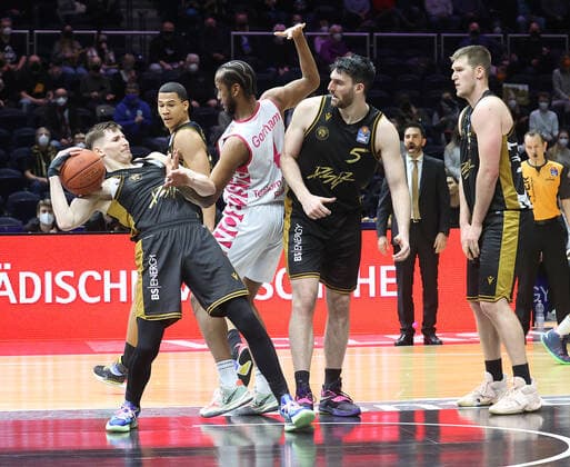 Justin Gorham (Telekom Baskets Bonn)4 gegen David Kraemer (Basketball Loewen Braunschweig)1, Owen Klassen (Basketball Loewen Braunschweig)5, Martin Peterka (Basketball Loewen Braunschweig)