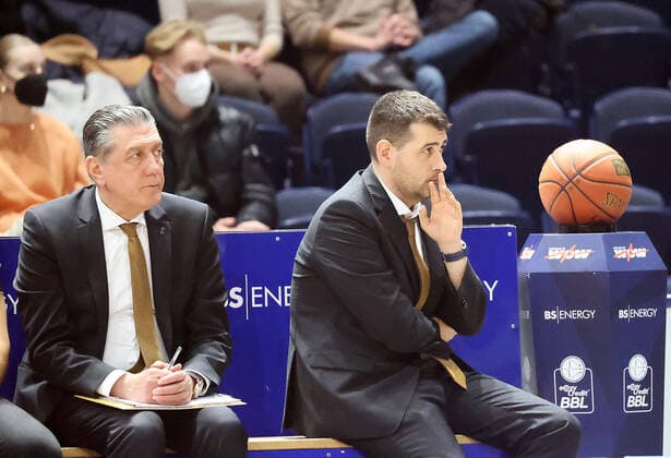 Liviu Calin und Assistantcoach Kostas Papazoglou (Basketball Loewen Braunschweig)