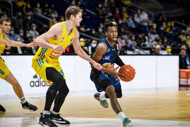 v.l. Ben Lammers (Alba Berlin, 55), T. J. Shorts (HAKRO Merlins Crailsheim, 0), Zweikampf, GER, Alba Berlin vs HAKRO Merlins Crailsheim, BBL, Basketball - 1 Bundesliga - Maenner, 21. Spieltag, Saison 2021 2022, 13.02.2022, GER, Alba Berlin vs HAKRO Merlins Crailsheim, BBL, Basketball - Bundesliga - Maenner, 21. Spieltag, Saison 2021 2022, 13.02.2022, Berlin Copyright: xEibner-Pressefoto UwexKochx EP_UKH