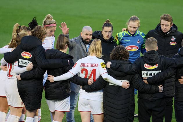 1.FC Köln vs. Eintracht Frankfurt, Fussball Frauen, 1. Bundesliga, Trainer Sascha Glass (1. FC Köln) nach dem Spiel im Kreis der Mannschaft, Bild: , 13.02.2022
