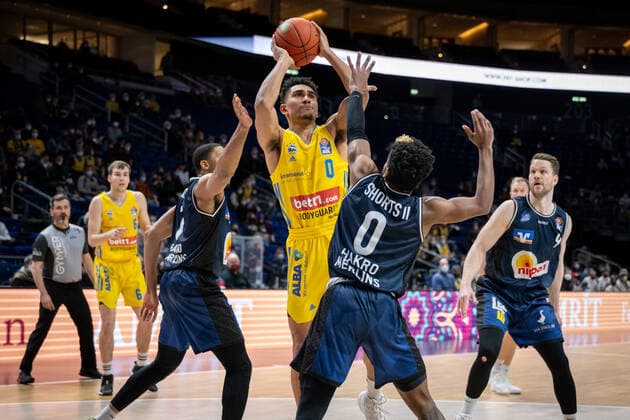 Basketball Berlin 13.02.2022 Saison 2021 2022 easyCredit-BBL 1. Bundesliga Alba Berlin - HAKRO Merlins Crailsheim Maodo Lo (Alba Berlin, No.00) T. J. Shorts (Crailsheim, No.00)