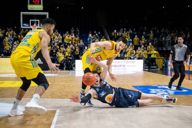 Basketball Berlin 13.02.2022 Saison 2021 2022 easyCredit-BBL 1. Bundesliga Alba Berlin - HAKRO Merlins Crailsheim Jon Axel Gudmundsson (Crailsheim, No.30) Tamir Blatt (Alba Berlin, No.45)
