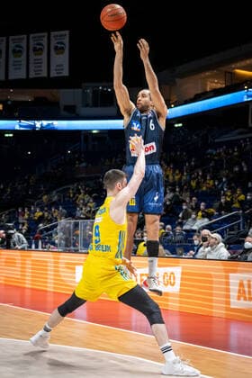 Basketball Berlin 13.02.2022 Saison 2021 2022 easyCredit-BBL 1. Bundesliga Alba Berlin - HAKRO Merlins Crailsheim Elias Lasisi (Crailsheim, No.06) Jonas Mattisseck (Alba Berlin, No.09)