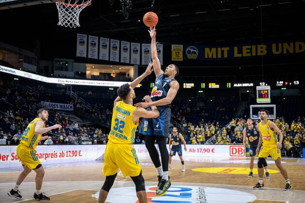 Basketball Berlin 13.02.2022 Saison 2021 2022 easyCredit-BBL 1. Bundesliga Alba Berlin - HAKRO Merlins Crailsheim Jaren Lewis (Crailsheim, No.01) Johannes Thiemann (Alba Berlin, No.32)