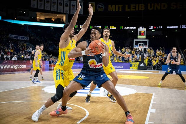 Basketball Berlin 13.02.2022 Saison 2021 2022 easyCredit-BBL 1. Bundesliga Alba Berlin - HAKRO Merlins Crailsheim Richmond Aririguzoh (Crailsheim, No.34) Johannes Thiemann (Alba Berlin, No.32)