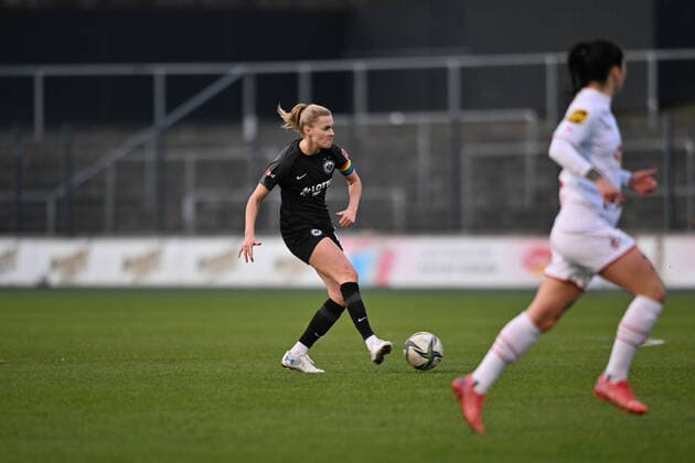 Laura Freigang (SGE, 10) spielt den Pass, 13.02.2022, Köln (Deutschland), Fussball, Flyeralarm Frauen-Bundesliga, 1.FC Köln - Eintracht Frankfurt xmkx