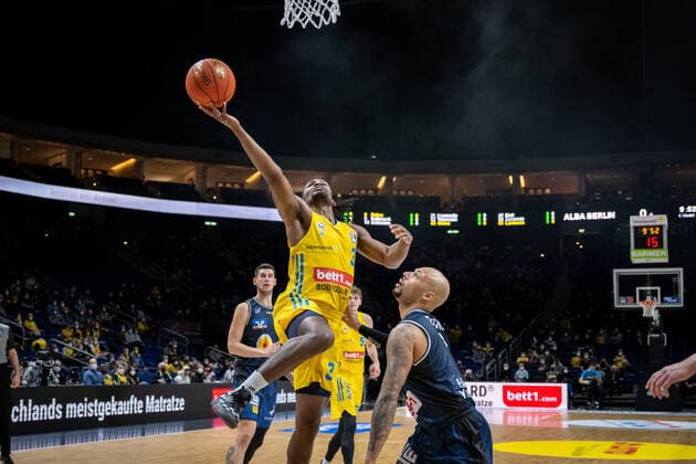 Basketball Berlin 13.02.2022 Saison 2021 2022 easyCredit-BBL 1. Bundesliga Alba Berlin - HAKRO Merlins Crailsheim Jaleen Smith (Alba Berlin, No.03) Maurice Stuckey (Crailsheim, No.03)