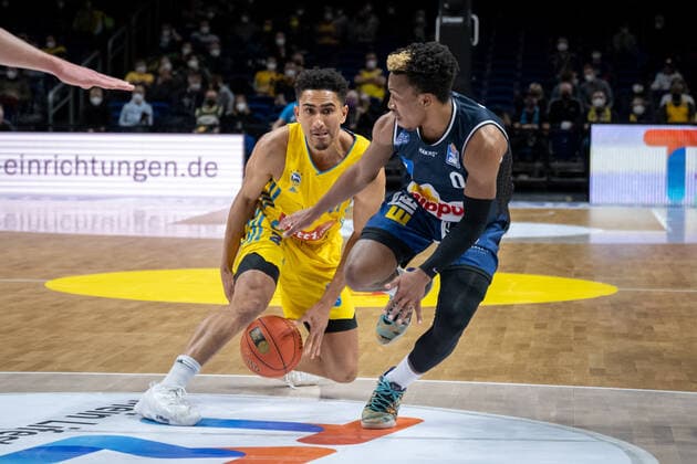 Basketball Berlin 13.02.2022 Saison 2021 2022 easyCredit-BBL 1. Bundesliga Alba Berlin - HAKRO Merlins Crailsheim Maodo Lo (Alba Berlin, No.00) T. J. Shorts (Crailsheim, No.00)