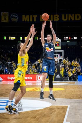 Basketball Berlin 13.02.2022 Saison 2021 2022 easyCredit-BBL 1. Bundesliga Alba Berlin - HAKRO Merlins Crailsheim Bogdan Radosavljevic (Crailsheim, No.15) Oscar Da Silva (Alba Berlin, No.01)