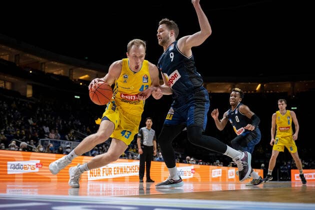 Basketball Berlin 13.02.2022 Saison 2021 2022 easyCredit-BBL 1. Bundesliga Alba Berlin - HAKRO Merlins Crailsheim Luke Sikma (Alba Berlin, No.43) Fabian Bleck (Crailsheim, No.09)