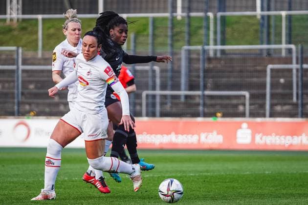 Cologne, Germany, February 13th Peggy Kuznik (21 Koeln), Nicole Anyomi (19 Frankfurt) and Kristin Demann (5 Koeln) battle for the ball during the Flyeralarm Frauen-Bundesliga 2021 2022 match between 1. FC Koeln and Eintracht Frankfurt at Franz-Kremer-Stadium in Cologne, Germany. Norina Toenges Sports Press Phot 1. FC Koeln v Eintracht Frankfurt - Flyeralarm Frauen-Bundesliga 2021 2022 - Franz-Kremer-Stadium 