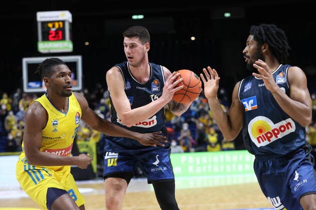 DEU, easyCredit BBL, ALBA vs. Crailsheim, 13.02.2022, Mercedes-Benz-Arena, Berlin, DEU, easyCredit BBL, ALBA vs. Crailsheim, im Bild Jaleen Smith (ALBA Berlin 3), Bogdan Radosavljevic (Crailsheim 15), Terrell Harris (Crailsheim 8)