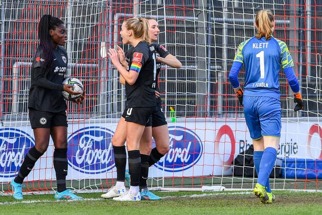 Die Spielerinnen Spielerinnen der SGE bejubeln den Ausgleich zum 1:1 durch Nicole Anyomi (SGE, 19, 1. v.li.), jubeln über ein Tor, Jubel, Torjubel, Torerfolg, celebrate the goal, goal, celebration, Jubel ueber das Tor, optimistisch, Action, Aktion, 13.02.2022, Köln (Deutschland), Fussball, Flyeralarm Frauen-Bundesliga, 1. FC Köln - Eintracht Frankfurt, Fussball, Flyeralarm Frauen-Bundesliga, 1. FC Köln - Eintracht Frankfurt, DFB DFL REGULATIONS PROHIBIT ANY USE OF PHOTOGRAPHS AS IMAGE SEQUENCES AND OR QUASI-VIDEO. xmhx