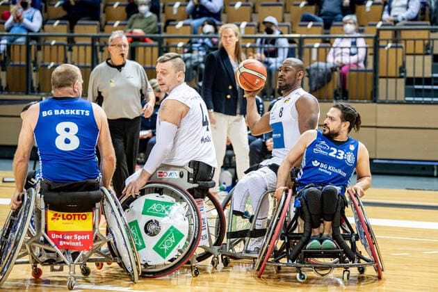 Rollstuhlbasketball Bundesliga; RSV Lahn-Dill - BG Baskets Hamburg, 12.02.22 Brian Bell ( 8 RSV Lahn-Dill), Dominik Mosler ( 4 RSV Lahn-Dill), Saman Balaghi ( 23 BG Baskets Hamburg), Nikolaus Classen ( 8 BG Baskets Hamburg) Rollstuhlbasketball Bundesliga; RSV Lahn-Dill - BG Baskets Hamburg: Wetzlar, 12.02.22 Copyright: xBEAUTIFULxSPORTS Roeczeyx