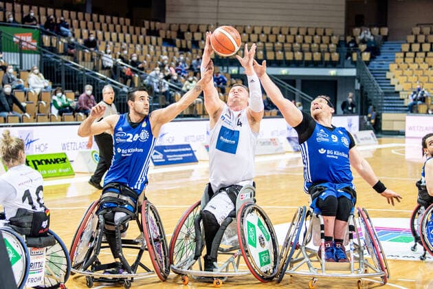 Rollstuhlbasketball Bundesliga; RSV Lahn-Dill - BG Baskets Hamburg, 12.02.22 Dominik Mosler ( 4 RSV Lahn-Dill), Mojtaba Kamali ( 24 BG Baskets Hamburg), Kai Moeller ( 9 BG Baskets Hamburg), Catharina Weiss ( 10 RSV Lahn-Dill) Rollstuhlbasketball Bundesliga; RSV Lahn-Dill - BG Baskets Hamburg: Wetzlar, 12.02.22 Copyright: xBEAUTIFULxSPORTS Roeczeyx