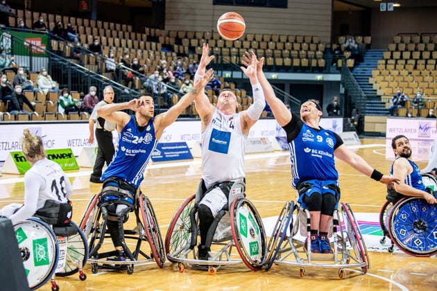 Rollstuhlbasketball Bundesliga; RSV Lahn-Dill - BG Baskets Hamburg, 12.02.22 Dominik Mosler ( 4 RSV Lahn-Dill), Mojtaba Kamali ( 24 BG Baskets Hamburg), Kai Moeller ( 9 BG Baskets Hamburg) Rollstuhlbasketball Bundesliga; RSV Lahn-Dill - BG Baskets Hamburg: Wetzlar, 12.02.22 Copyright: xBEAUTIFULxSPORTS Roeczeyx