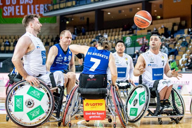 Rollstuhlbasketball Bundesliga; RSV Lahn-Dill - BG Baskets Hamburg, 12.02.22 Peyman Mizan ( 7 RSV Lahn-Dill), Simon Brown ( 5 RSV Lahn-Dill), Hiroaki Kozai ( 9 RSV Lahn-Dill), Anne Patzwald ( 7 BG Baskets Hamburg), Nikolaus Classen ( 8 BG Baskets Hamburg) Rollstuhlbasketball Bundesliga; RSV Lahn-Dill - BG Baskets Hamburg: Wetzlar, 12.02.22 Copyright: xBEAUTIFULxSPORTS Roeczeyx