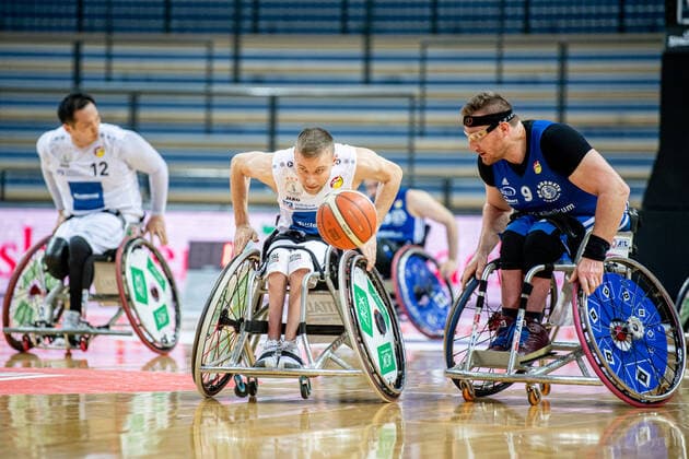 Rollstuhlbasketball Bundesliga; RSV Lahn-Dill - BG Baskets Hamburg, 12.02.22 Thomas Boehme ( 13 RSV Lahn-Dill), Kai Moeller ( 9 BG Baskets Hamburg) Rollstuhlbasketball Bundesliga; RSV Lahn-Dill - BG Baskets Hamburg: Wetzlar, 12.02.22 Copyright: xBEAUTIFULxSPORTS Roeczeyx