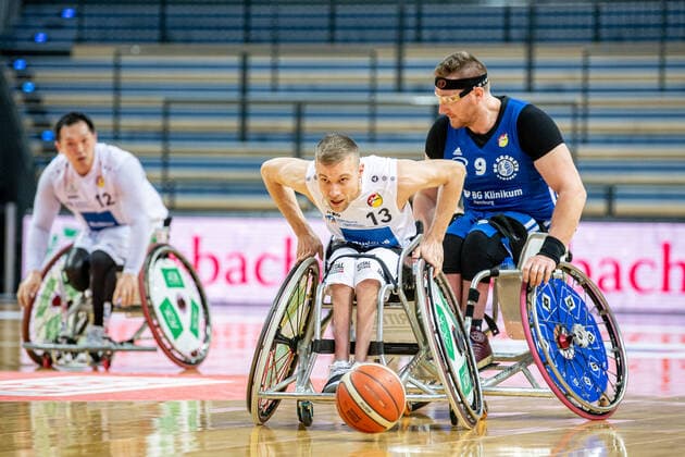 Rollstuhlbasketball Bundesliga; RSV Lahn-Dill - BG Baskets Hamburg, 12.02.22 Thomas Boehme ( 13 RSV Lahn-Dill), Kai Moeller ( 9 BG Baskets Hamburg) Rollstuhlbasketball Bundesliga; RSV Lahn-Dill - BG Baskets Hamburg: Wetzlar, 12.02.22 Copyright: xBEAUTIFULxSPORTS Roeczeyx