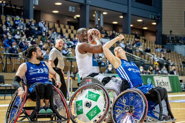 Rollstuhlbasketball Bundesliga; RSV Lahn-Dill - BG Baskets Hamburg, 12.02.22 Brian Bell ( 8 RSV Lahn-Dill), Saman Balaghi ( 23 BG Baskets Hamburg), Anne Patzwald ( 7 BG Baskets Hamburg) Rollstuhlbasketball Bundesliga; RSV Lahn-Dill - BG Baskets Hamburg: Wetzlar, 12.02.22 Copyright: xBEAUTIFULxSPORTS Roeczeyx