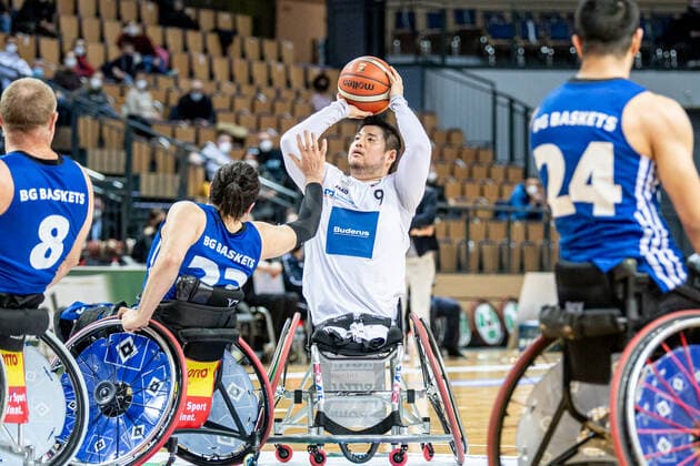 Rollstuhlbasketball Bundesliga; RSV Lahn-Dill - BG Baskets Hamburg, 12.02.22 Hiroaki Kozai ( 9 RSV Lahn-Dill), Saman Balaghi ( 23 BG Baskets Hamburg), Nikolaus Classen ( 8 BG Baskets Hamburg), Mojtaba Kamali ( 24 BG Baskets Hamburg) Rollstuhlbasketball Bundesliga; RSV Lahn-Dill - BG Baskets Hamburg: Wetzlar, 12.02.22 Copyright: xBEAUTIFULxSPORTS Roeczeyx