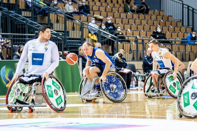 Rollstuhlbasketball Bundesliga; RSV Lahn-Dill - BG Baskets Hamburg, 12.02.22 Nikolaus Classen ( 8 BG Baskets Hamburg), Hiroaki Kozai ( 9 RSV Lahn-Dill), Quinten Zantinge ( 11 RSV Lahn-Dill) Rollstuhlbasketball Bundesliga; RSV Lahn-Dill - BG Baskets Hamburg: Wetzlar, 12.02.22 Copyright: xBEAUTIFULxSPORTS Roeczeyx