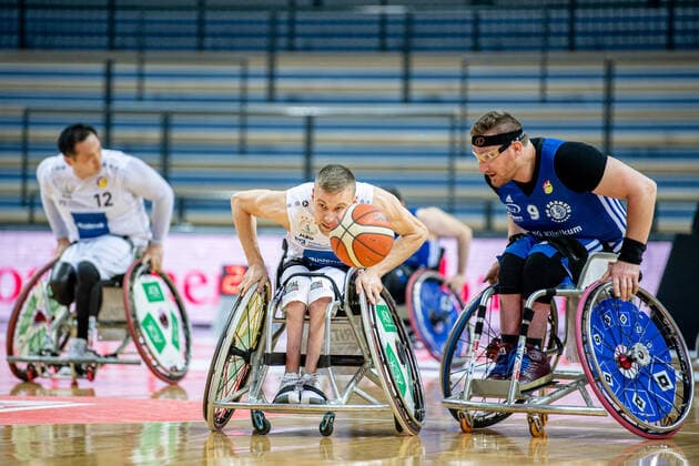 Rollstuhlbasketball Bundesliga; RSV Lahn-Dill - BG Baskets Hamburg, 12.02.22 Thomas Boehme ( 13 RSV Lahn-Dill), Kai Moeller ( 9 BG Baskets Hamburg) Rollstuhlbasketball Bundesliga; RSV Lahn-Dill - BG Baskets Hamburg: Wetzlar, 12.02.22 Copyright: xBEAUTIFULxSPORTS Roeczeyx