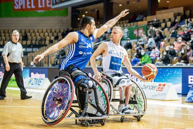 Rollstuhlbasketball Bundesliga; RSV Lahn-Dill - BG Baskets Hamburg, 12.02.22 Thomas Boehme ( 13 RSV Lahn-Dill), Mojtaba Kamali ( 24 BG Baskets Hamburg) Rollstuhlbasketball Bundesliga; RSV Lahn-Dill - BG Baskets Hamburg: Wetzlar, 12.02.22 Copyright: xBEAUTIFULxSPORTS Roeczeyx