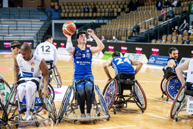 Rollstuhlbasketball Bundesliga; RSV Lahn-Dill - BG Baskets Hamburg, 12.02.22 Martin Steinhardt ( 3 BG Baskets Hamburg), Brian Bell ( 8 RSV Lahn-Dill), Mojtaba Kamali ( 24 BG Baskets Hamburg) Rollstuhlbasketball Bundesliga; RSV Lahn-Dill - BG Baskets Hamburg: Wetzlar, 12.02.22 Copyright: xBEAUTIFULxSPORTS Roeczeyx