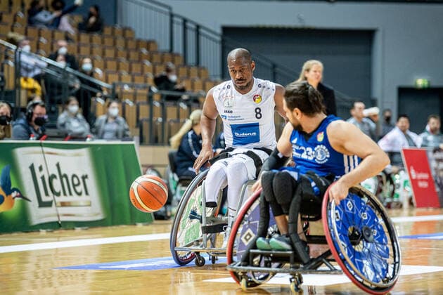 Rollstuhlbasketball Bundesliga; RSV Lahn-Dill - BG Baskets Hamburg, 12.02.22 Brian Bell ( 8 RSV Lahn-Dill), Saman Balaghi ( 23 BG Baskets Hamburg) Rollstuhlbasketball Bundesliga; RSV Lahn-Dill - BG Baskets Hamburg: Wetzlar, 12.02.22 Copyright: xBEAUTIFULxSPORTS Roeczeyx