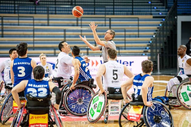 Rollstuhlbasketball Bundesliga; RSV Lahn-Dill - BG Baskets Hamburg, 12.02.22 Reo Fujimoto ( 12 RSV Lahn-Dill), Mojtaba Kamali ( 24 BG Baskets Hamburg) beim Tipp-off Rollstuhlbasketball Bundesliga; RSV Lahn-Dill - BG Baskets Hamburg: Wetzlar, 12.02.22 Copyright: xBEAUTIFULxSPORTS Roeczeyx