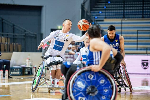 Rollstuhlbasketball Bundesliga; RSV Lahn-Dill - BG Baskets Hamburg, 12.02.22 Mark Beissert ( 14 RSV Lahn-Dill), Mojtaba Kamali ( 24 BG Baskets Hamburg) Rollstuhlbasketball Bundesliga; RSV Lahn-Dill - BG Baskets Hamburg: Wetzlar, 12.02.22 Copyright: xBEAUTIFULxSPORTS Roeczeyx