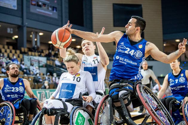 Rollstuhlbasketball Bundesliga; RSV Lahn-Dill - BG Baskets Hamburg, 12.02.22 Quinten Zantinge ( 11 RSV Lahn-Dill), Mojtaba Kamali ( 24 BG Baskets Hamburg), Catharina Weiss ( 10 RSV Lahn-Dill), Saman Balaghi ( 23 BG Baskets Hamburg), Anne Patzwald ( 7 BG Baskets Hamburg) Rollstuhlbasketball Bundesliga; RSV Lahn-Dill - BG Baskets Hamburg: Wetzlar, 12.02.22 Copyright: xBEAUTIFULxSPORTS Roeczeyx