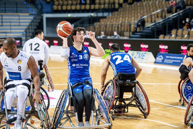 Rollstuhlbasketball Bundesliga; RSV Lahn-Dill - BG Baskets Hamburg, 12.02.22 Martin Steinhardt ( 3 BG Baskets Hamburg), Brian Bell ( 8 RSV Lahn-Dill), Mojtaba Kamali ( 24 BG Baskets Hamburg) Rollstuhlbasketball Bundesliga; RSV Lahn-Dill - BG Baskets Hamburg: Wetzlar, 12.02.22 Copyright: xBEAUTIFULxSPORTS Roeczeyx