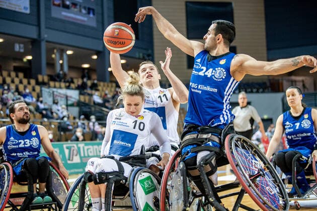 Rollstuhlbasketball Bundesliga; RSV Lahn-Dill - BG Baskets Hamburg, 12.02.22 Quinten Zantinge ( 11 RSV Lahn-Dill), Mojtaba Kamali ( 24 BG Baskets Hamburg), Catharina Weiss ( 10 RSV Lahn-Dill), Saman Balaghi ( 23 BG Baskets Hamburg), Anne Patzwald ( 7 BG Baskets Hamburg) Rollstuhlbasketball Bundesliga; RSV Lahn-Dill - BG Baskets Hamburg: Wetzlar, 12.02.22 Copyright: xBEAUTIFULxSPORTS Roeczeyx