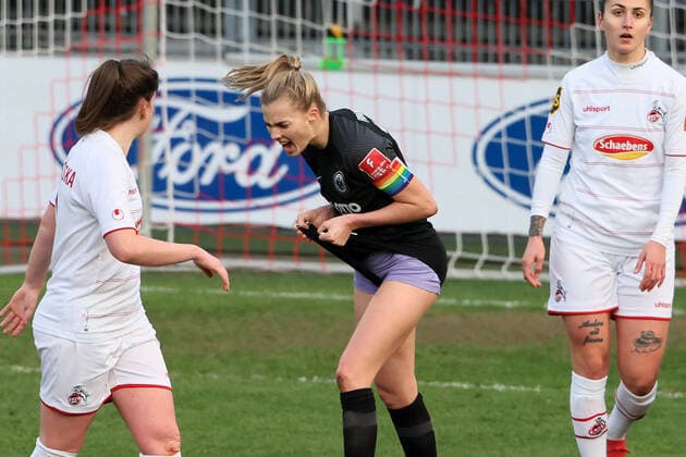 Sport Bilder des Tages 1.FC Köln vs. Eintracht Frankfurt, Fussball Frauen, 1. Bundesliga, Mitte: Laura Freigang (Eintracht) ärgert sich über eine vergebene Chance, Bild: , 13.02.2022