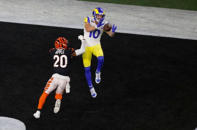 Bilder des Jahres 2022, Sport 02 Februar Sport Themen der Woche KW06 Los Angeles Rams wide receiver Cooper Kupp (10) makes the winning touchdown catch against Cincinnati Bengals corner back Eli Apple (20) in the 2nd half NFL, American Football Herren, USA Super Bowl 56 LVI football game between the Los Angeles Rams and the Cincinnati Bengals at SoFi Stadium in Los Angeles, CA on Feb 13, 2022 CSM. Los Angeles United States of America - ZUMAc04_ 20220213_zaf_c04_138 Copyright: xCharlesxBausx
