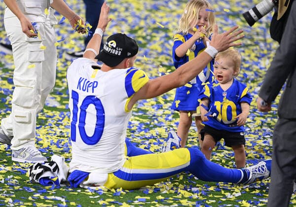 Sport Bilder des Tages INGLEWOOD, CA - FEBRUARY 13: Los Angeles Rams Wide Receiver Cooper Kupp (10) celebrates with his children after the Los Angeles Rams defeated the Cincinnati Bengals 23-20 in Super Bowl LVI on February 13, 2022, at SoFi Stadium in Inglewood, CA. (Photo by Brian Rothmuller Icon Sportswire) NFL, American Football Herren, USA FEB 13 Super Bowl LVI - Bengals v Rams Icon2202130472
