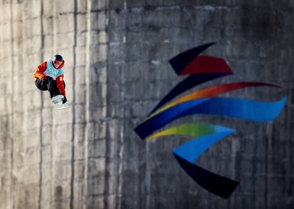 Sport Bilder des Tages BEIJING - The Dutch snowboarder Niek van der Velden during the big air qualifying match for the finals of the Olympic Games, Olympische Spiele, Olympia, OS in Beijing. KOEN VAN WEEL Snowboard: Men s Big Air Qualification 2022 xVIxANPxSportx xxANPxIVx *** BEIJING The Dutch snowboarder Niek van der Velden during the big air qualifying match for the finals of the Olympic Games in Beijing KOEN VAN WEEL Snowboard Men s Big Air Qualification 2022 xVIxANPxSportx xxANPxIVx 444115349 originalFilename: 444115349.jpg