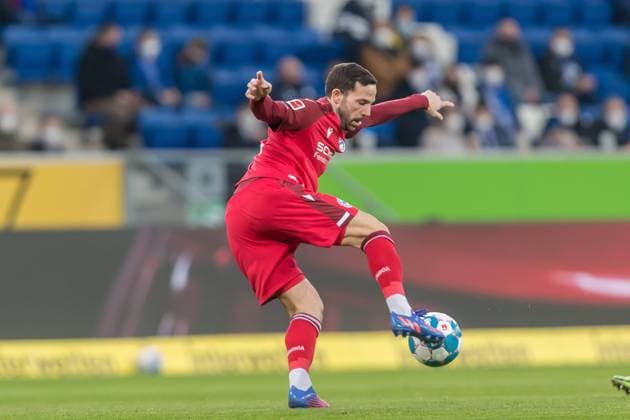 13.02.22, Sinsheim, Deutschland, PreZero Arena, TSG 1899 Hoffenheim vs. Arminia Bielefeld - 1. Bundesliga, Gonzalo Castro (Arminia Bielefeld) in Aktion, am Ball, Einzelaktion (Foto H. Langer) DFB DFL REGULATIONS PROHIBIT ANY USE OF PHOTOGRAPHS AS IMAGE SEQUENCES AND OR QUASI-VIDEO. Sinsheim PreZero Arena Baden-Wuerttemberg Deutschland
