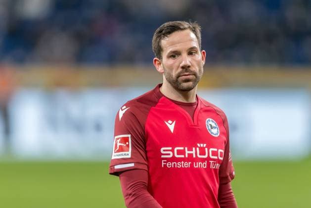 13.02.22, Sinsheim, Deutschland, PreZero Arena, TSG 1899 Hoffenheim vs. Arminia Bielefeld - 1. Bundesliga, Gonzalo Castro (Arminia Bielefeld) Schaut (Foto H. Langer) DFB DFL REGULATIONS PROHIBIT ANY USE OF PHOTOGRAPHS AS IMAGE SEQUENCES AND OR QUASI-VIDEO. Sinsheim PreZero Arena Baden-Wuerttemberg Deutschland
