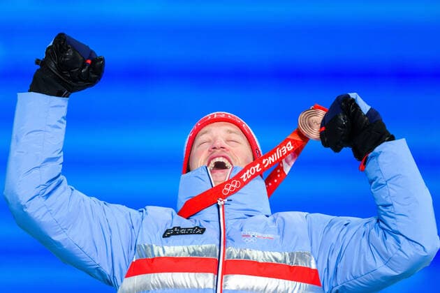 Sport Bilder des Tages 220214 Tarjei Bo of Norway celebrate at the medal ceremony for men s biathlon 10 km sprint during day 10 of the 2022 Winter Olympics on February 14, 2022 in Zhangjiakou. Photo: Joel Marklund BILDBYRAN kod JM JM0284 bbeng Olympic Games, Olympische Spiele, Olympia, OS olympics winter olympics os ol olympiska spel vinter-os olympiske leker peking peking 2022 beijing 2022 beijing 2022 olympic games beijing 2022 winter olympic games peking-os beijing-ol vinter-ol medaljceremoni medaljeseremoni celebration jubel norge norway brons Copyright: JOELxMARKLUND BB220214JM039