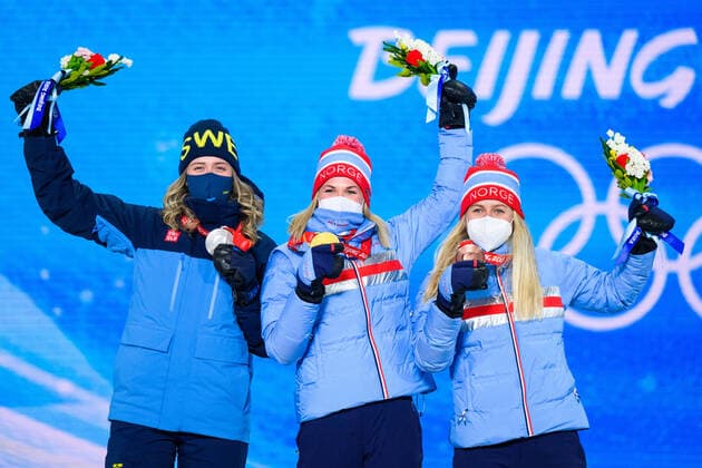 220214 Elvira Öberg of Sweden, Marte Olsbu Roiseland of Norway and Tiril Eckhoff of Norway celebrate at the medal ceremony for women?s biathlon 10 km pursuit during day 10 of the 2022 Winter Olympics on February 14, 2022 in Zhangjiakou. Photo: Joel Marklund BILDBYRAN kod JM JM0284 bbeng Olympic Games, Olympische Spiele, Olympia, OS olympics winter olympics os ol olympiska spel vinter-os olympiske leker peking peking 2022 beijing 2022 beijing 2022 olympic games beijing 2022 winter olympic games peking-os beijing-ol vinter-ol medaljceremoni medaljeseremoni celebration jubel sverige sweden norge norway guld silver brons Copyright: JOELxMARKLUND BB220214JM068