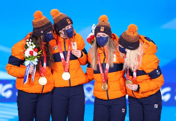 (220214) -- BEIJING, Feb. 14, 2022 -- Gold medalists of the Netherlands react during the awarding ceremony of short track Speed skating, Eisschnelllauf women s 3000m relay at the Beijing Medals Plaza of the Winter Olympics in Beijing, capital of China, Feb. 14, 2022. ) (BEIJING2022)CHINA-BEIJING-OLYMPIC Winter games, Winterspiele,Spiele, Summer games AWARDING CEREMONY (CN) YangxLei 