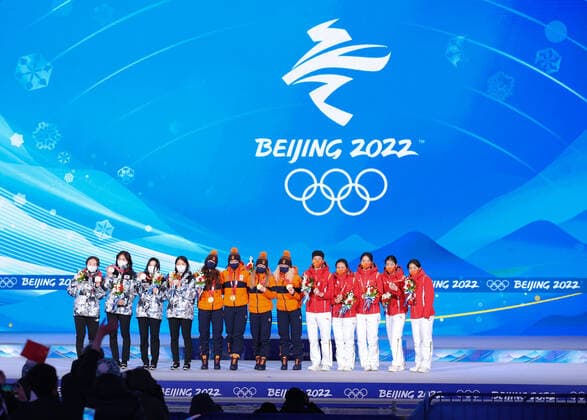 (220214) -- BEIJING, Feb. 14, 2022 -- Gold medalists of the Netherlands (C), silver medalists of South Korea (L) and bronze medalists of China pose during the awarding ceremony of short track Speed skating, Eisschnelllauf women s 3000m relay at the Beijing Medals Plaza of the Winter Olympics in Beijing, capital of China, Feb. 14, 2022. ) (BEIJING2022)CHINA-BEIJING-OLYMPIC Winter games, Winterspiele,Spiele, Summer games AWARDING CEREMONY (CN) YangxLei