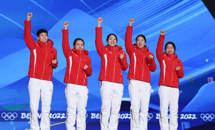 (220214) -- BEIJING, Feb. 14, 2022 -- Bronze medalists of China pose during the awarding ceremony of short track Speed skating, Eisschnelllauf women s 3000m relay at the Beijing Medals Plaza of the Winter Olympics in Beijing, capital of China, Feb. 14, 2022. ) (BEIJING2022)CHINA-BEIJING-OLYMPIC Winter games, Winterspiele,Spiele, Summer games AWARDING CEREMONY (CN) CaoxCan 