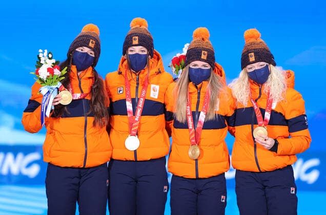 (220214) -- BEIJING, Feb. 14, 2022 -- Gold medalists of the Netherlands pose during the awarding ceremony of short track Speed skating, Eisschnelllauf women s 3000m relay at the Beijing Medals Plaza of the Winter Olympics in Beijing, capital of China, Feb. 14, 2022. ) (BEIJING2022)CHINA-BEIJING-OLYMPIC Winter games, Winterspiele,Spiele, Summer games AWARDING CEREMONY (CN) YangxLei 